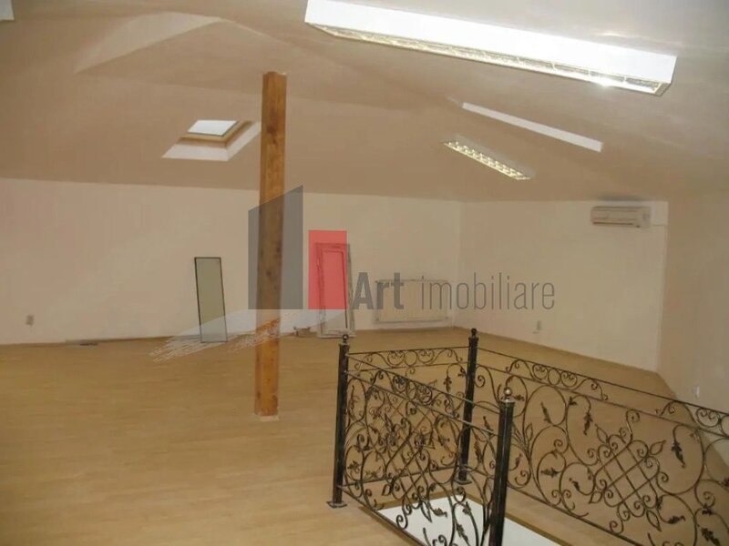 Crangasi Oportunitate Unica! Vila Spatioasa langa Podul Grant, Ideala pentru Birouri